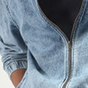เสื้อแจ็คเก็ตยีนส์สีฟ้าอ่อนสำหรับผู้ชาย แบบซิป ปิดคอปก ทรงหลวม สไตล์ลำลอง ซักล้างแล้ว เหมาะสำหรับใส่หน้าร้อน - Product Image 2