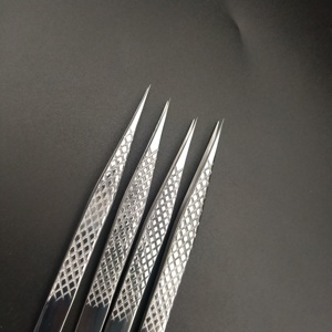 Pinces à cils en acier inoxydable résistant à la rouille, hygiéniques pour les salons de beauté - Product Image 1