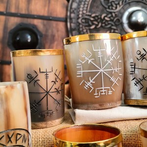 Gobelets et verres en corne faits à la main, écologiques, gravés de runes nordiques et bordure dorée, décoration païenne, Noël - Product Image 2