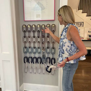 Sculpture murale en résine gris fumé dégradé, chaîne de maillons en acrylique entrelacés, pour la décoration intérieure des halls d'hôtels - Product Image 1