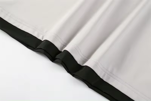 T-shirt de performance pour homme avec logo personnalisé, blanc crème, haut d'entraînement avec poignets et ourlet côtelés contrastants noirs pour la gym et l'athlétisme - Product Image 4