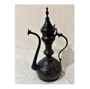 Pichet de service traditionnel en laiton de qualité supérieure pour cadeaux culturels et présentation décorative - Product Image 1