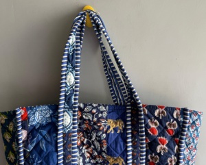 Sac fourre-tout matelassé patchwork avec imprimé floral et motif tigre, poignées rayées bleues, tissu tissé 100% coton - Product Image 2