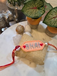 Rakhi perlé de créateur pour frère, fait main, pour Raksha Bandhan, avec fil doux, traditionnel pour le festival. - Product Image 1