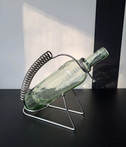 Elegante Soporte de Metal Curvo para Botellas de Vino, Moderno Soporte de Mesa - Product Image 1