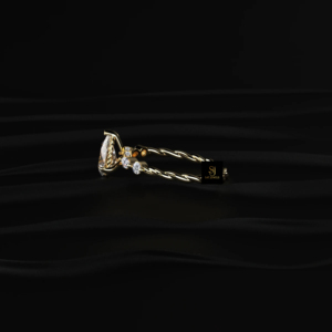 Anillo Clásico de Diamante en Forma de Pera de 2.25 Quilates con Acentos de Diamantes Cultivados en Laboratorio con Corte Marquesa y Redondo Brillante, Certificado IGI, Oro y Plata - Product Image 2