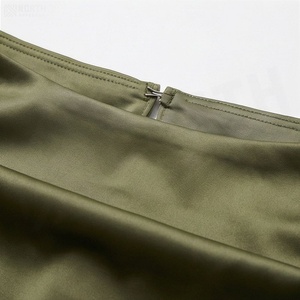 Minifalda de satén verde oliva para mujer, con fruncido, cintura regular, elegante, color liso, para todas las estaciones - Product Image 4