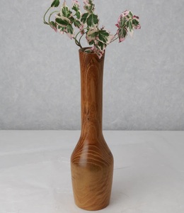 Vase en bois à long col, finition naturelle, artisanal, accent décoratif, design minimaliste pour un intérieur moderne et rustique. - Product Image 5