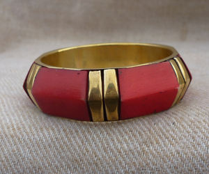 กำไลทองเหลืองและเรซิ่นทำมือ – กำไลข้อมือดีไซน์โดดเด่นพร้อมการฝังเรซิ่นสีฟ้าครามและแผ่นทองเหลืองสีทอง เครื่องประดับวินเทจขายส่ง - Product Image 2