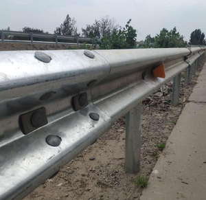 道路安全 高速公路护栏 高品质公路护栏系统和镀锌护栏 中国工厂 - Product Image 1