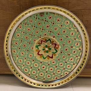 Plato Decorativo de Metal Verde Menta Hecho a Mano con Detalles Intrincados en Dorado y Motivos de Arte Tradicional Indio, Nueva Llegada - Product Image 3