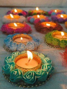 Portavelas Decorativo de Metal con Rosas Artificiales para Festivales Indios, Hecho a Mano, Ecológico, para Navidad y Diwali, Venta al Por Mayor - Product Image 1