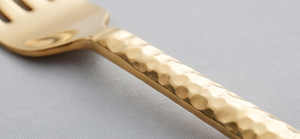 Ensemble de couverts modernes en or avec manches martelées, compatibles lave-vaisselle, pour mariage et usage en table - Product Image 2