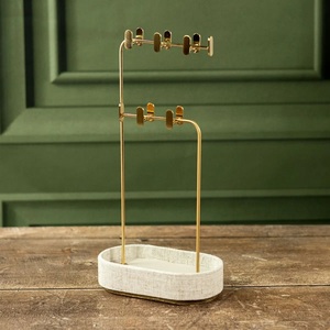 Soporte organizador de joyas con clips de doble nivel y bandeja de almacenamiento, diseño que ahorra espacio, exhibición de fácil acceso para pendientes, aros y colgantes - Product Image 1