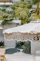 Parasol de luxe fait main en macramé et corde de coton avec franges et pompons pour terrasse extérieure, cour ou usage hôtelier