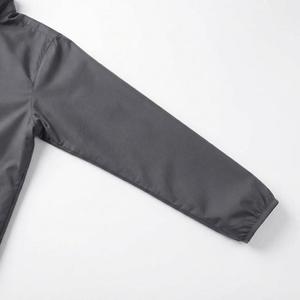 Chaqueta cortavientos impermeable con capucha desmontable para hombre, color negro, con cremallera, ligera, para correr, viajar y actividades al aire libre. - Product Image 2
