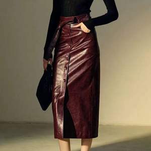 Jupe courte en cuir véritable rouge unie, taille régulière, décontractée, respirante et écologique pour femme - Product Image 4