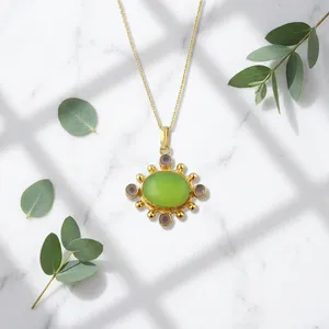 Collier en laiton plaqué or 18 carats léger avec pendentif classique en pierres précieuses (préhnite, jade, calcédoine rose, zircon cubique) – Vente en gros de bijoux - Product Image 1