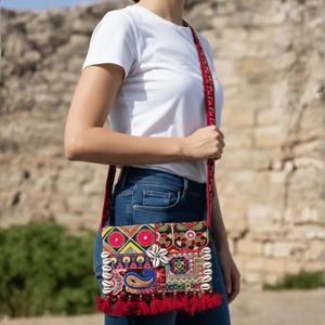 Sac bandoulière brodé Riwaayat Kambhari, très demandé, qualité supérieure, artisanat traditionnel, disponible à la vente - Product Image 3