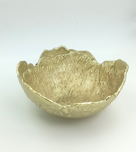 Bol en métal doré fait main avec motif floral sculpté, plat de service décoratif glamour pour offrir en cadeau et décorer la maison - Product Image 5