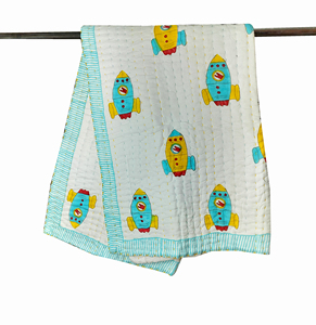 Manta de Algodón Acolchada con Diseño de Cohete de Dibujos Animados, Borde a Rayas Azul y Amarillo, para Uso en el Hogar Durante Todo el Año - Product Image 4