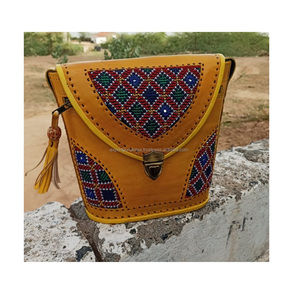 Bolso bandolera de cuero con cuentas bohemio de diseñador para mujer, patrón personalizado para compras nocturnas y fiestas, hecho a mano en la India - Product Image 4