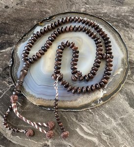 Tasbih Mala de Madera Hecho a Mano con Cuentas Lisas para Oración, Meditación y Devoción Diaria, Regalo de Primera Calidad con Diseño Moderno por Tradebyd - Product Image 1