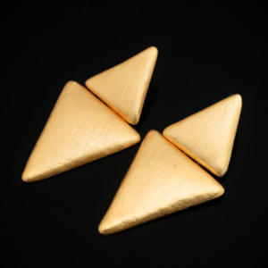 Boucles d'oreilles géométriques triangulaires plaquées or mat, bijoux minimalistes à la mode pour femmes - Bijoux plaqués or mat - Cadeau pour elle - Product Image 4