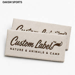 Etiquetas de cuello personalizadas de alta densidad con diseño damasco, tejidas y plegables al centro, de tela premium, para camisetas, sudaderas y ropa deportiva. - Product Image 4