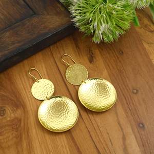 Boucles d'oreilles pendantes martelées plaquées or pour unisexe |   Boucles d'oreilles pendantes classiques faites à la main |   Bijoux de mode pour fêtes OEM ODM - Product Image 4