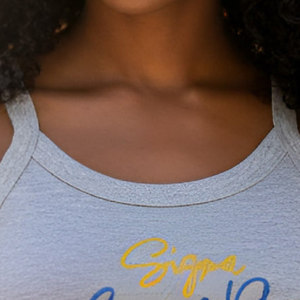 เสื้อกล้ามครอป Sigma Gamma Rho สีเทา เสื้อออกกำลังกายแขนกุดสำหรับผู้หญิง เสื้อผ้าลำลองสำหรับชมรมนักศึกษา เสื้อฟิตเนสลายตัวอักษรกรีกแบบสั่งทำ - Product Image 5