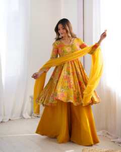 Conjunto de diseñador de tela Chanderi de seda romana con estampado por descarga, top estilo Kediya con vuelo completo, pantalón Plazzo y Dupatta, listo para usar. - Product Image 1