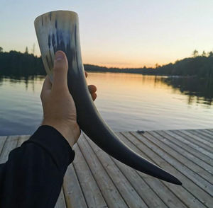 Corne à boire viking artisanale avec support – Ensemble de tasses à bière médiévales en corne de bœuf naturelle - Product Image 1