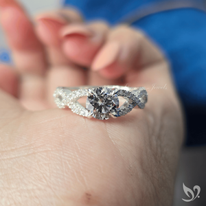 Anillo de compromiso con diamante cultivado en laboratorio de 1 quilate, certificado por IGI, con banda cruzada pavé, en oro blanco de 10 quilates - Product Image 5