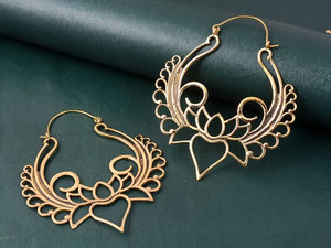 HARI OM CREATIONS ต่างหูห่วงรูปดอกบัวทำมือจากเงินแท้ ประดับด้วยหินธรรมชาติ ดีไซน์แบบพุทธศิลป์ ลวดลายดอกไม้สไตล์โบโฮ โดดเด่นเป็นเอกลักษณ์ สะท้อนวัฒนธรรมชาติ - Product Image 2