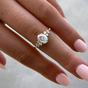 แหวนหมั้นเพชรโมอิสซาไนต์ทรงรี 2 กะรัต แบบคลัสเตอร์ แหวนทองคำแท้ 14K แหวนคลัสเตอร์ทรงรี สไตล์อาร์ตเดโค แหวนแต่งงาน แหวนสัญญา แหวนเจ้าสาว - Product Image 4