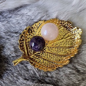 Assiette décorative en forme de feuille d'or de haute qualité, idéale pour la présentation et le service de luxe, parfaite pour la maison, la cuisine, les cafés et la décoration d'événements, provenant d'Inde. - Product Image 1