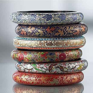 Impresionantes brazaletes apilados de resina transparente que exhiben margaritas secas de colores y brillantes copos de oro, disponibles a precios de mayorista. - Product Image 2