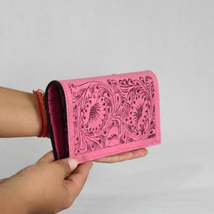 Cartera Larga de Cuero Genuino Hecha a Mano con Grabado de Flores, Estilo Bohemio, Cierre Plegable, para Uso Diario de Mujeres - Product Image 3