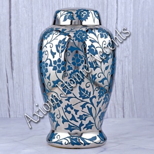 Urna de cremación de latón clásica con detalles hechos a mano Pieza conmemorativa segura y duradera de Axiom Home Accents - Product Image 2