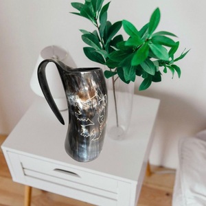 Mug en corne de buffle polie noire, style Viking, avec gravure personnalisée - Product Image 1