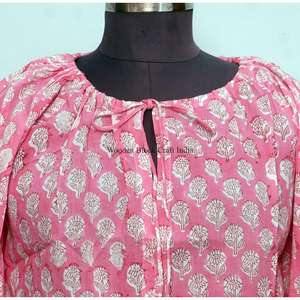 เดรสสั้นทรงเอผ้าฝ้ายใส่สบายสำหรับผู้หญิง ดีไซน์เก๋ไก๋สำหรับฤดูร้อน แขนกุด พิมพ์ลายดอกไม้ด้วยมือ แต่งลูกไม้ เหมาะสำหรับงานปาร์ตี้แบบสบายๆ - Product Image 3