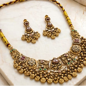 Ensemble de collier choker Kundan en argent massif traditionnel avec pierres multicolores, perles en forme de pièces de monnaie et boucles d'oreilles assorties - Product Image 1