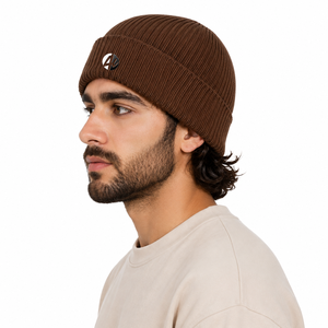 Gorro de punto para hombre, hecho con tejido cálido, forma ajustada, tacto suave y textura acanalada para un uso cómodo en climas fríos. - Product Image 2