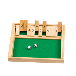 Juego de dados de madera Shut The Box con fichas numeradas y una superficie de juego de fieltro verde para entretenimiento familiar moderno - Product Image 1