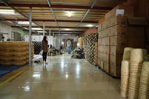 Panier en bambou artisanal pour les magasins de détail et les entreprises de décoration intérieure, idéal pour le rangement naturel et la présentation des produits - Product Image 5