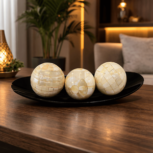 REPLICARTZ Boules décoratives noires en os et en corne avec plateau à damier |   Décorations artisanales de 3, 4 et 5 pouces pour table et présentation de Noël - Product Image 1