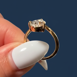 Anillo de Compromiso con Diamante Cultivado en Laboratorio de Corte Pera de 6.00 CT, Certificado IGI, VS2, Color F, Oro de 14K con Baño de Rodio - Product Image 3