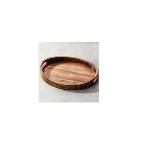 Plateau de service en bois au design classique, surface lisse et polie, idéal pour servir des aliments, des boissons, des collations, dans la cuisine ou à la salle à manger. - Product Image 1