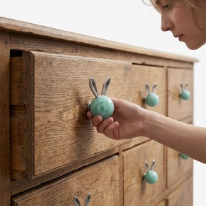 Poignée de meuble en laiton et résine en forme de lapin, moderne, pour la décoration de la maison et des bars, écologique, durable, multifonction, installation facile - Product Image 2